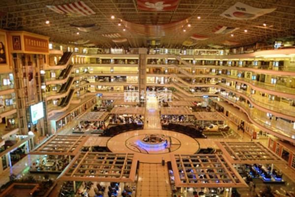 广东佛山家具批发市场，1米8大床，长长的路慢慢走