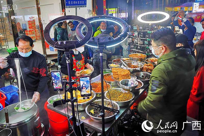 家具店，属于零售业与家居装饰行业的交汇点