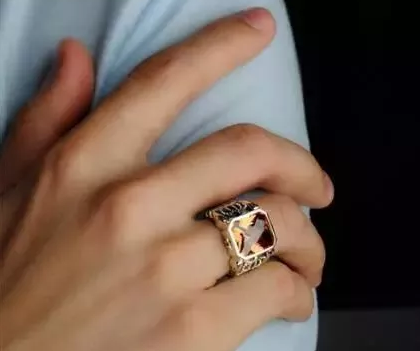 男生戒指的戴法图解，时尚与个性的完美诠释