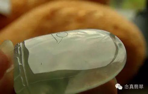 翡翠注胶与未注胶的全面对比，揭秘背后的真相