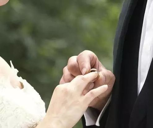 婚戒，爱的信物，男女佩戴的奥秘