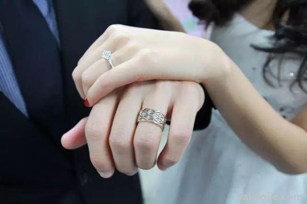 女人结婚戒指的正确戴法，左手无名指之谜
