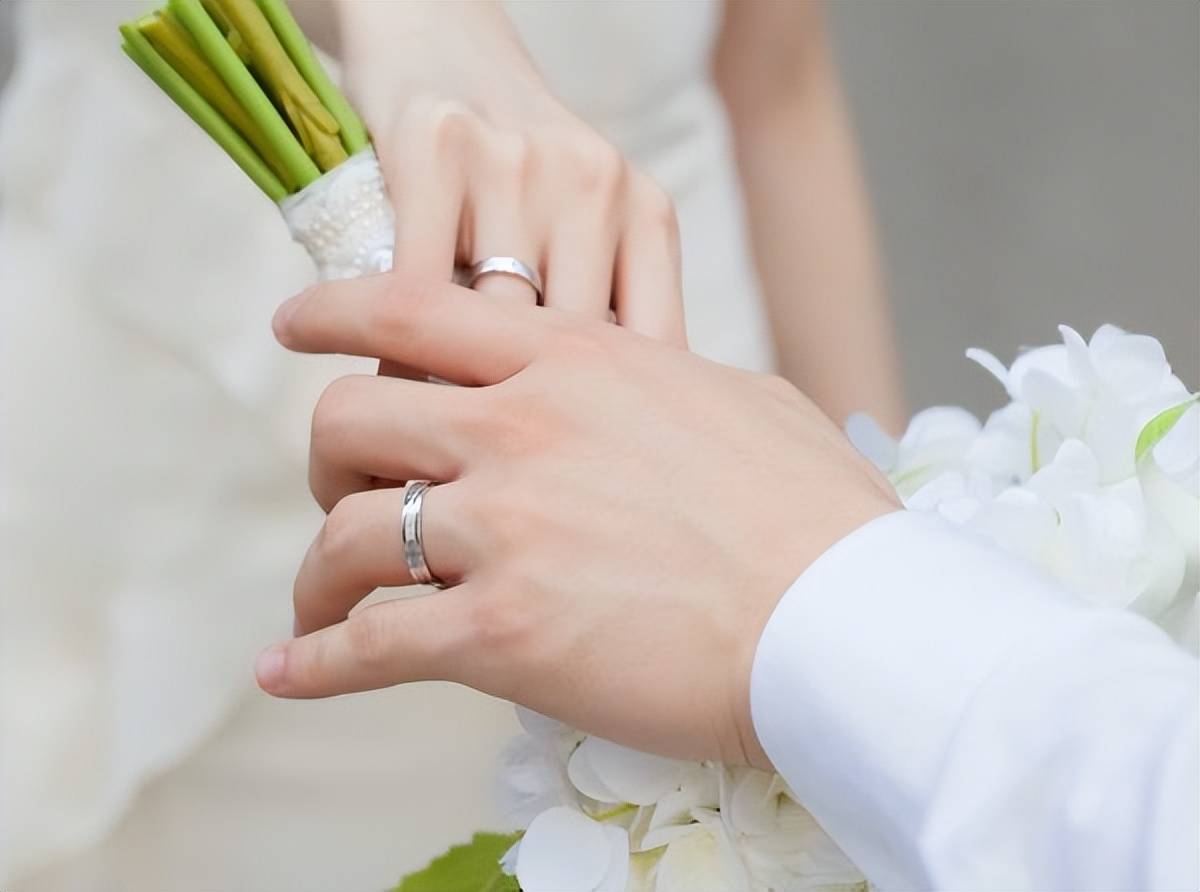 男女结婚戒指的正确戴法，爱的仪式与文化传承