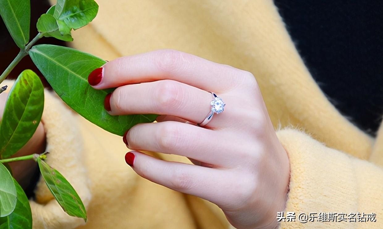 女生订婚戒指的正确佩戴方式，左手无名指之谜