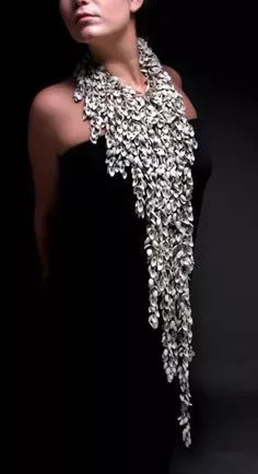 女人戴钻石还是黄金，哪种更显品味与魅力？