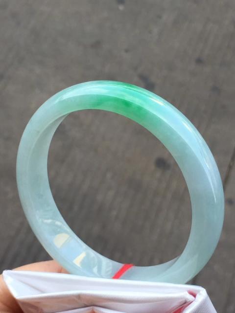 真假难辨？一杯水揭秘翡翠真伪