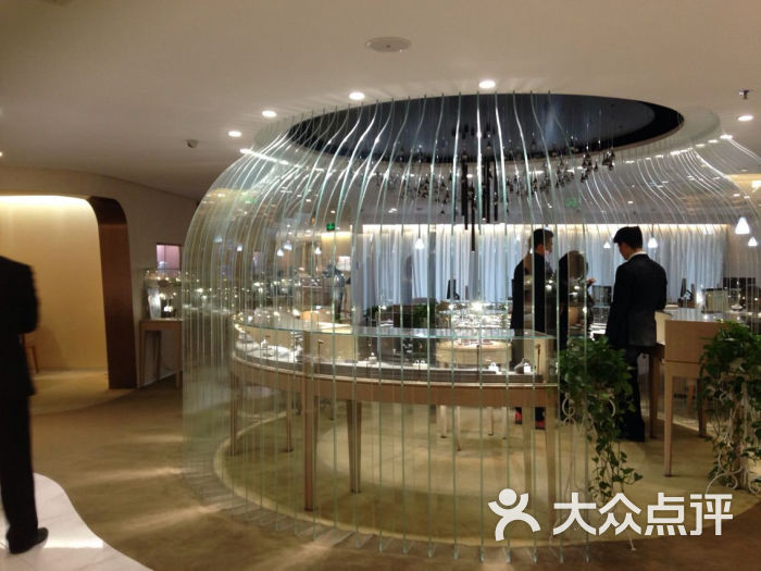 探索璀璨之选，走进钻石小鸟实体店