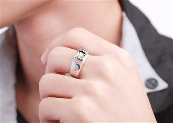 男士婚戒的佩戴之谜，左手还是右手？