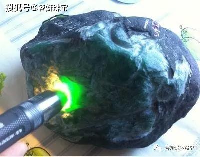 挑选翡翠原石毛料，从新手到行家的全面指南