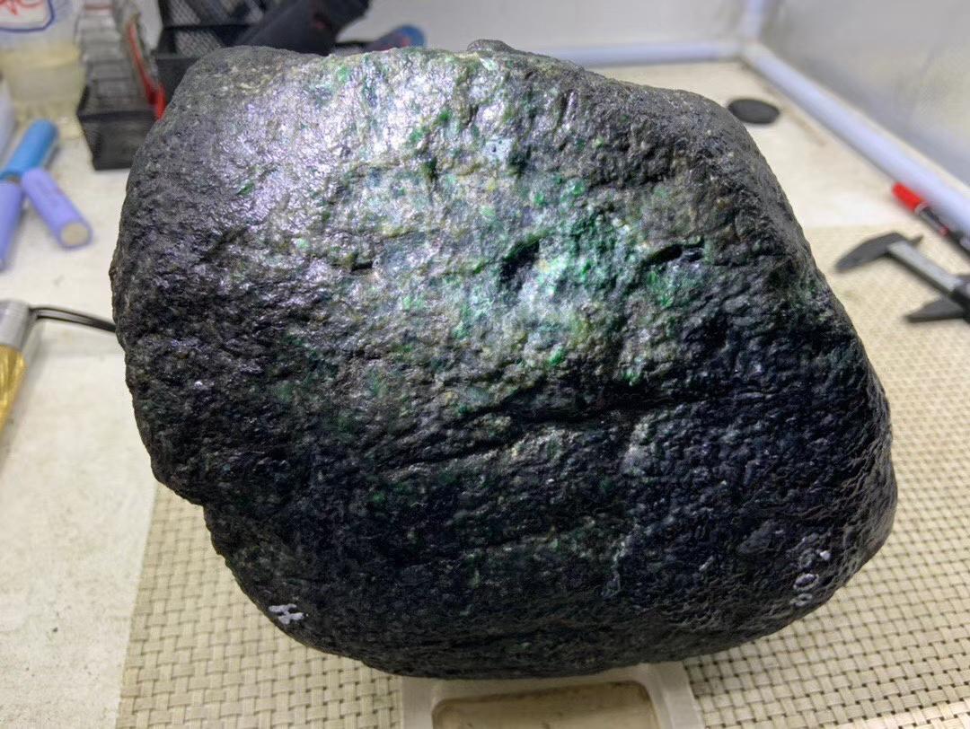 大量收购翡翠原石，市场动态与投资策略分析