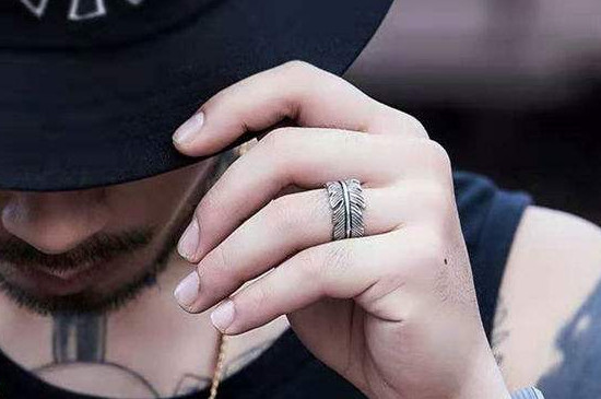 探索已婚男士的戒指戴法，传统与个性的交融