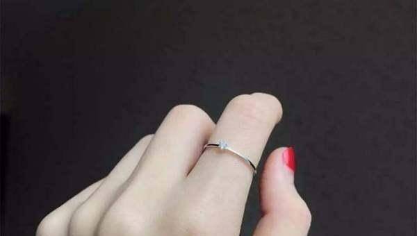 女戒指的戴法和意义，左右手的不同诠释