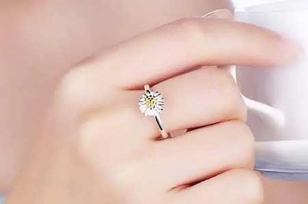 女人戒指戴中指，一种含蓄而深情的表达