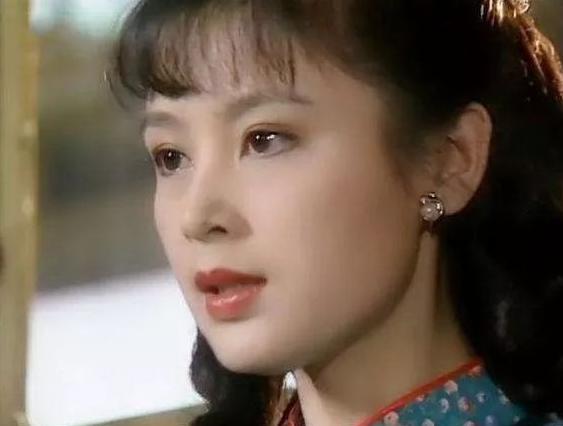 爱情信物，揭秘求婚戒指价格的背后故事