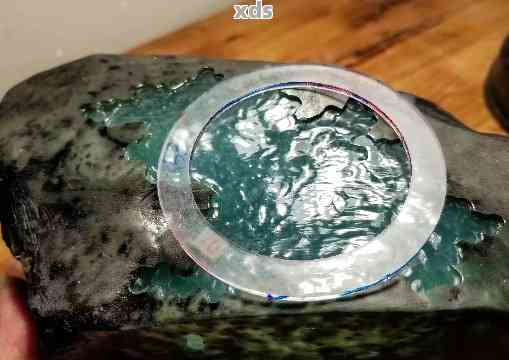 玻璃种翡翠原石，自然之美的瑰宝