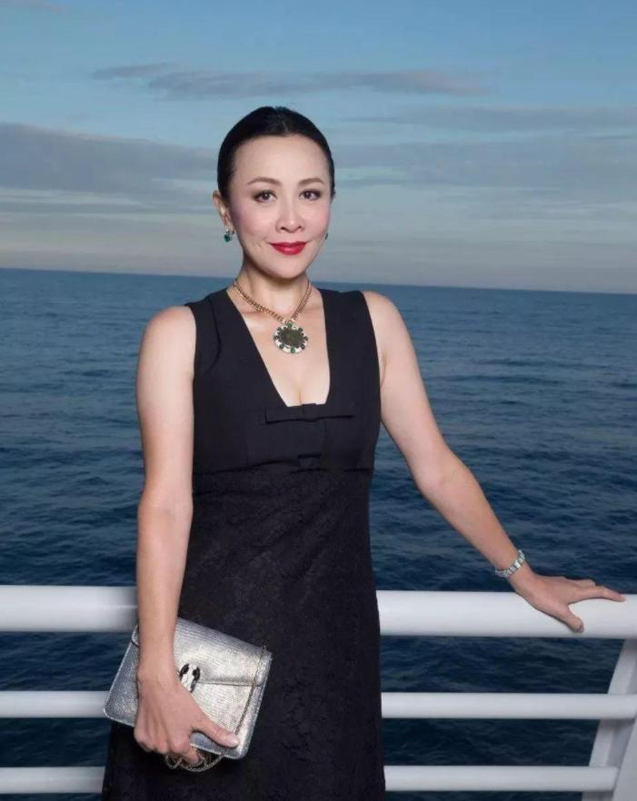 玻璃种帝王绿48亿手镯，翡翠中的绝世珍品