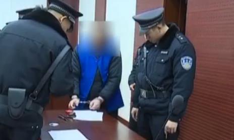 酸洗翡翠手镯的鉴别方法视频，揭秘真假翡翠的秘密