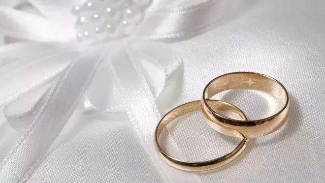 结婚戒指与订婚戒指，爱的双重见证