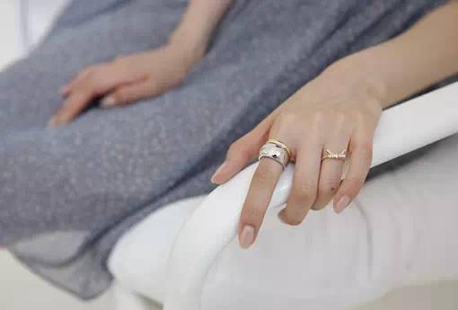 结婚戒指的佩戴之谜，为何选择无名指？