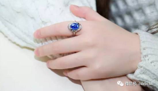 女生招财戒指戴法，解锁财富与好运的秘密