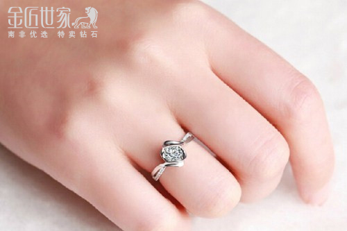 女性右手中指戴戒指，爱的宣言与个性展现