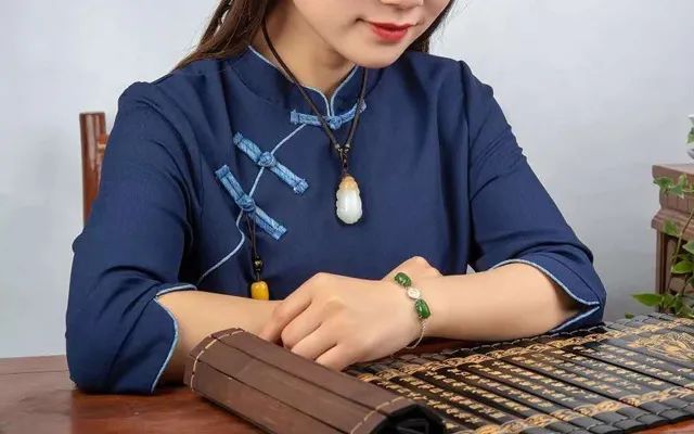 女人佩戴貔貅，古老传说与现代风尚的完美融合