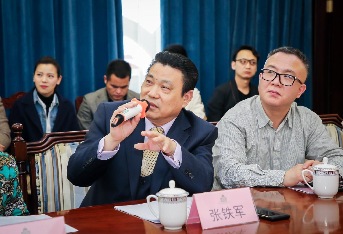 钻石小鸟与周大福，谁更胜一筹？