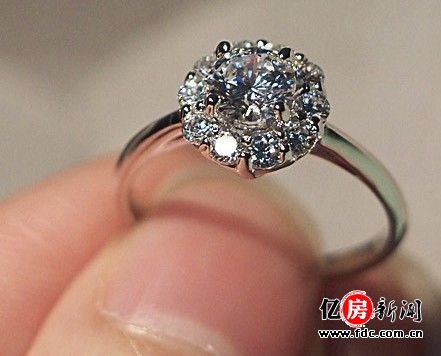 莫桑钻戒，闪耀的承诺与合理的价格