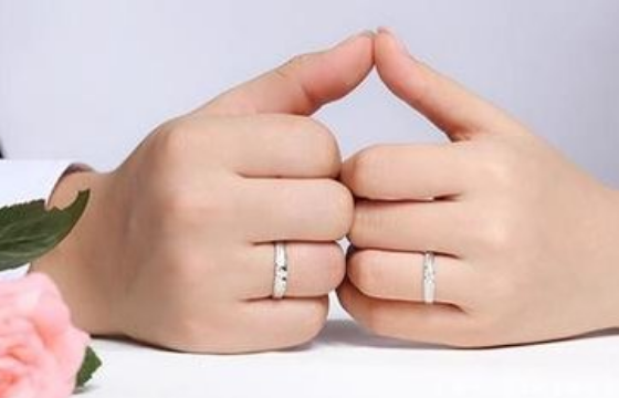 订婚戒指的佩戴之谜，左手还是右手？