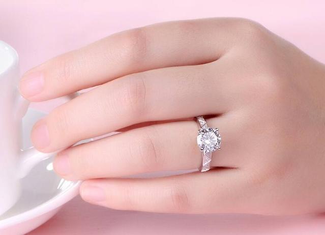 探秘求婚戒指与结婚戒指的异同，爱的双重见证