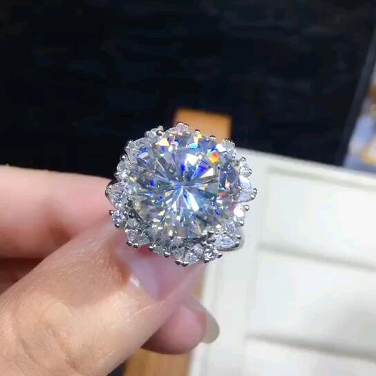 璀璨夺目，8克拉钻石的奢华与浪漫